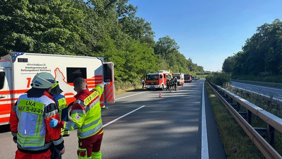 Einsatzkräfte stehen nach einem Unfall auf der A39. © Feuerwehr Flechtorf Foto: Ralf Sprang