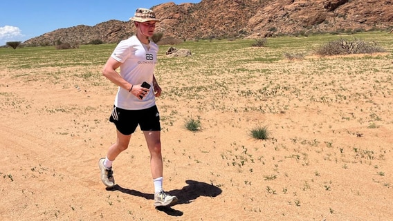 Der Göttinger Student Yannik Hormann ist 70 Kilometer durch die Wüste in Namibia gejoggt. © Yannik Hormann 