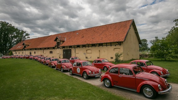 Ausfahrt der roten Sonderkäfer beim Treffen 2019 in Einbeck. © Marco Strohmeier Foto: Marco Strohmeier
