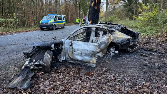 Ein zerstörtes Auto an einem Baum: Ein 22-Jähriger kam bei einem Unfall zwischen Kalefeld und Oldenrode ums Leben. © Feuerwehr Gemeinde Kalefeld 