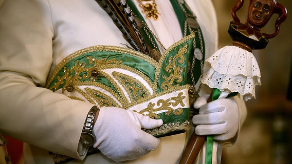 Ein Jecke hält seinen Hut und das Zepter während der Eröffnung der Karnevalssaison im Altstadtrathaus in Braunschweig. © dpa-Bildfunk Foto: Alexander Körrner