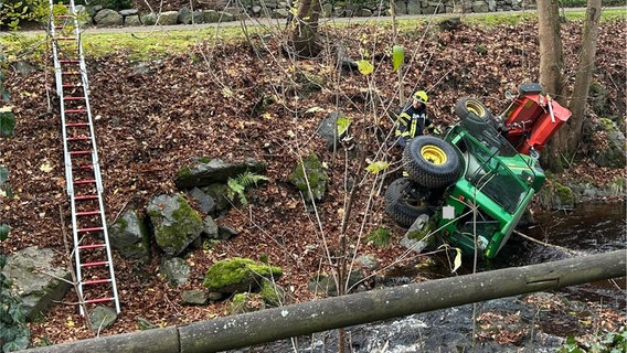 In Braunlage ist ein Kleintraktor mehrere Meter die Böschung entlang in die Bode gerutscht. Der Fahrer wurde dabei verletzt. © Feuerwehr Braunlage Foto: Feuerwehr Braunlage