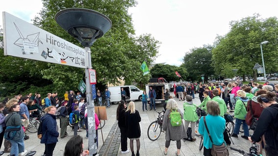 Menschen nehmen an einer Klimademonstration in Göttingen teil. © NDR Foto: Jan Fragel