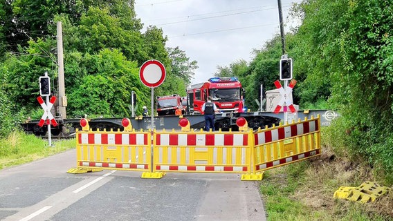 Rettungskräfte an einem Bahnübergang nach einem Unfall © Polizei Wolfsburg 