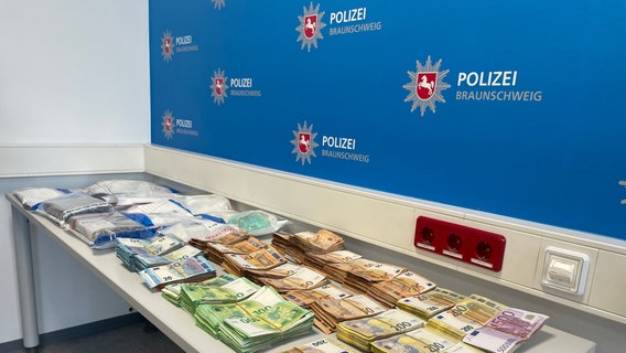 Kokain unf Geld liegen auf einem Tisch der Polizei Braunschweig. © NDR Foto: Lydia Callies