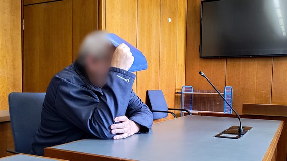 Der Angeklagte sitzt im Amtsgericht auf der Anklagebank. © Maurice Arndt/dpa Foto: Maurice Arndt