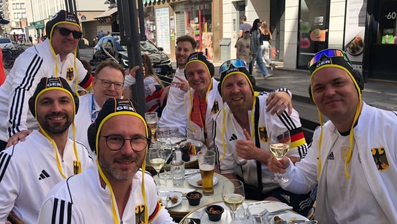 Chef des Deutschen Olympischen Sportbundes sitzt mit sechs kostümierte Männer des SV Herta Equord aus Peine in Paris. © André Lau 