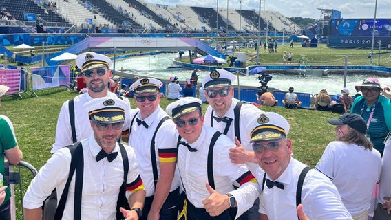 Männer des SV Herta Equord aus Peine in Matrosenkostümen bei den Olympischen Spielen in Paris. © André Lau 