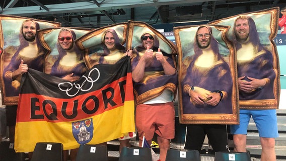 Sechs Männer des SV Herta Equord verkleidet als Mona Lisa Gemälde bei den Olympischen Spielen in Paris. © André Lau 