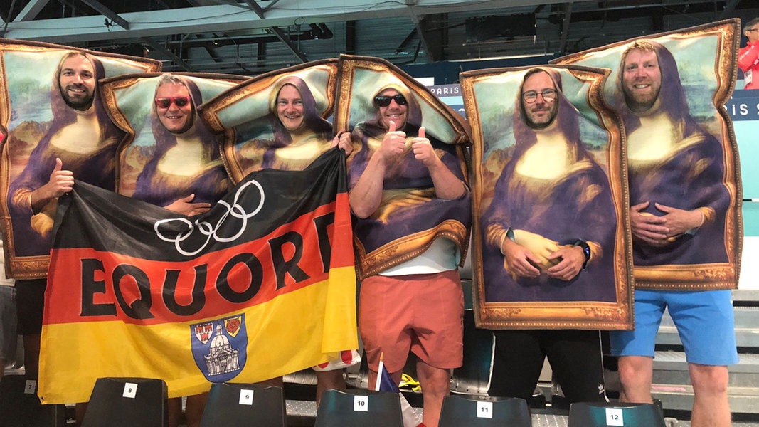 Sechs Männer des SV Herta Equord verkleidet als Mona Lisa Gemälde bei den Olympischen Spielen in Paris.