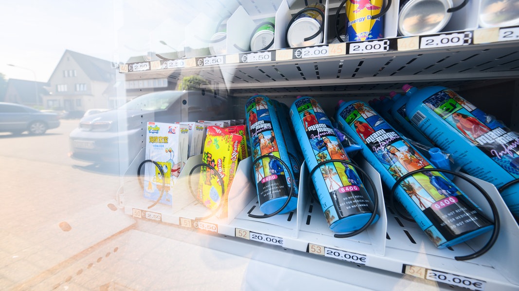 In einem Warenautomaten vor einem Ladengeschäft liegen neben Essen und Getränken auch Lachgasflaschen. 