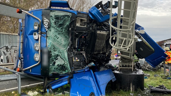 Ein Laster liegt nach einem Unfall auf einer Zufahrt der A2 bei Braunschweig. © Feuerwehr Braunschweig 