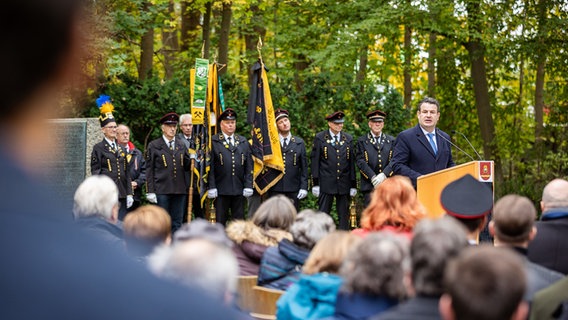 Hubertus Heil (SPD), Bundesminister für Arbeit und Soziales, spricht auf einer Gedenkfeier zum Grubenunglück von Lengede. © dpa-Bildfunk Foto:  Moritz Frankenberg