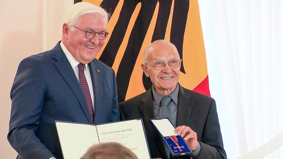 Bundespräsident Frank-Walter Steinmeier und Lorenzo Annese mit dem Bundesverdienstorden © NDR 