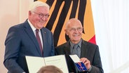 Bundespräsident Frank-Walter Steinmeier und Lorenzo Annese mit dem Bundesverdienstorden © NDR 