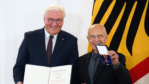 Bundespräsident Frank-Walter Steinmeier und Lorenzo Annese mit dem Bundesverdienstorden © dpa-Bildfunk 