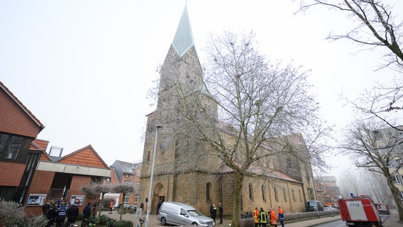 Ein Fahrzeug eines Bestattungsunternehmens steht vor der St. Petrus-Kirche, in der eine Trauerfeier für den auf dem Weihnachtsmarkt in Magdeburg getöteten neunjährigen Jungen stattfindet. © dpa-Bildfunk Foto: Swen Pförtner