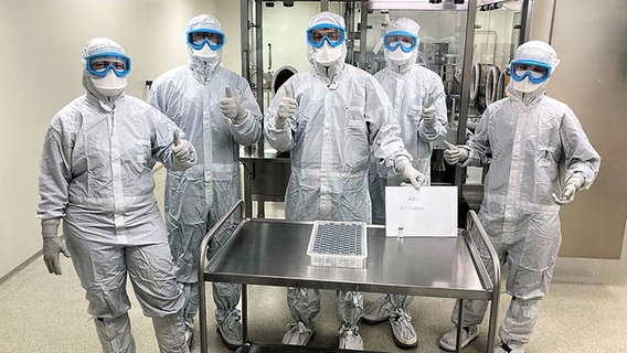 Ein Team vom Fraunhofer ITEM steht in Schutzkleidung in einem Labor. © Prof. Dr. Holger Ziehr Foto: Prof. Dr. Holger Ziehr