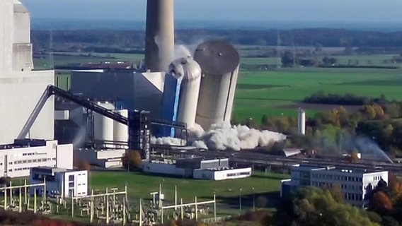 Zwei Silos vom Kohlekraftwerk Mehrum in Hohenhameln stürzen bei einer Sprengung in sich zusammen. © dpa-Bildfunk Foto: Str./dpa-Bildfunk