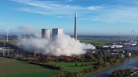 Zwei Silos vom Kohlekraftwerk Mehrum in Hohenhameln stürzen bei einer Sprengung in sich zusammen. © dpa-Bildfunk Foto: Str./dpa-Bildfunk