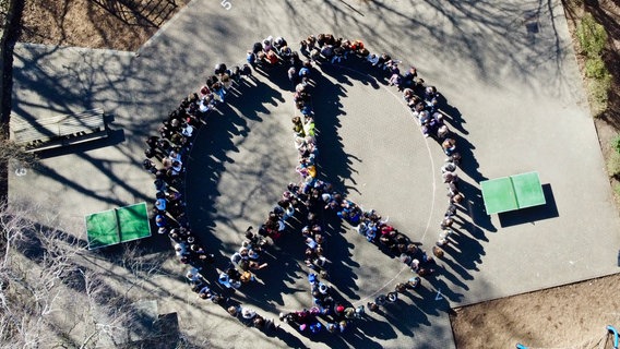 Schüler formen ein Peace-Zeichen © NDR 