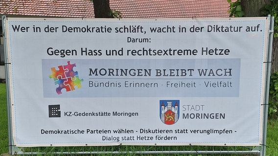 Auf einem Banner vor der Moringer Gedenkstätte steht "Wer in der Demokratie schläft, wacht in der Diktatur auf. Darum gegen Hass und rechtsextreme Hetze". © KZ-Gedenkstätte Moringen Foto: KZ-Gedenkstätte Moringen