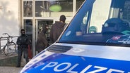 Polizei vor einem Moscheeverein in Braunschweig. Hier finden Durchsuchungen statt. © NDR 