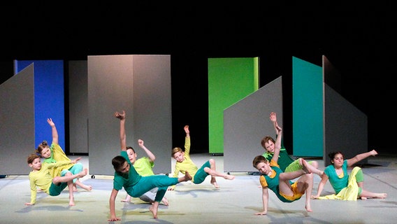 Junge Darsteller tanzen im Breakdance-Style im Theater Wolfsburg für das Stück "Zum Glück". © dpa Bildfunk Foto: Thomas Ammerpohl