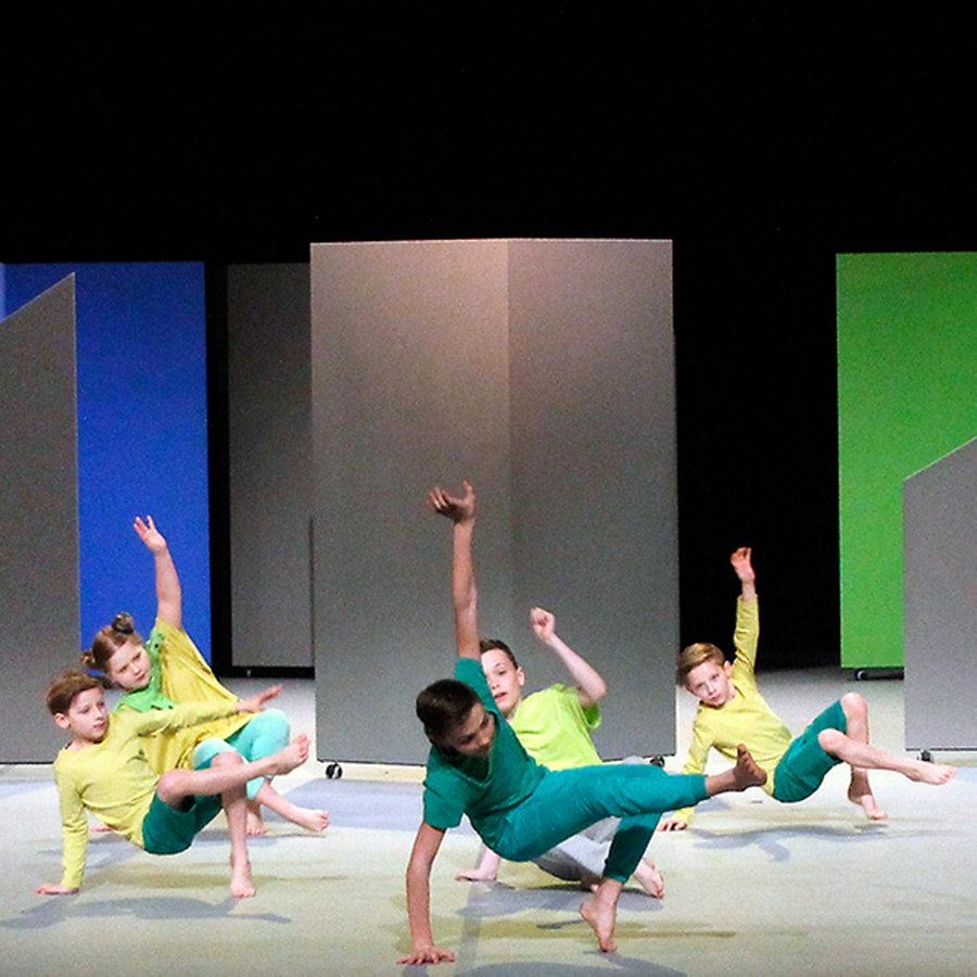 Junge Darsteller tanzen im Breakdance-Style im Theater Wolfsburg für das Stück "Zum Glück". © dpa Bildfunk Foto: Thomas Ammerpohl