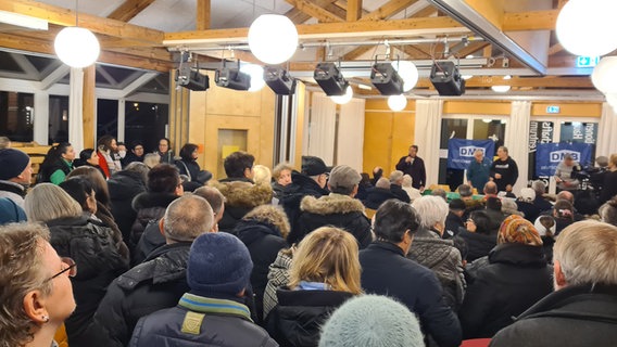 Menschen nehmen an einer Veranstaltung im Nachbarschaftszentrum Göttingen-Grone teil. © NDR Foto: Theresa Möckel