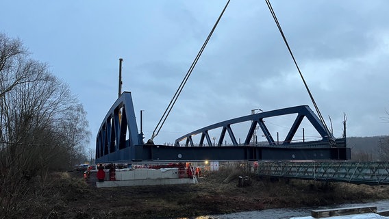 Brücke wird über die Oker gesetzt. © Kevin Poweska Foto: Kevin Poweska