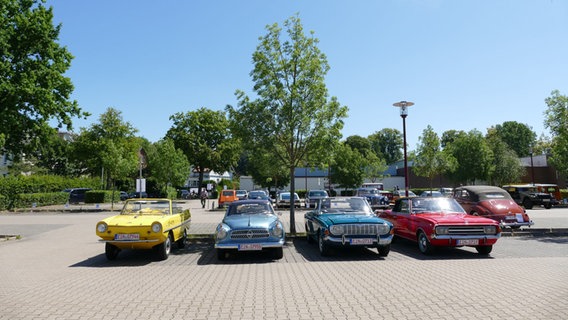 Oldtimer stehen im Rahmen der Einbecker Oldtimertage auf einem Parkplatz. © PS.SPEICHER 