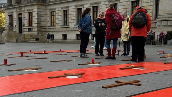 In Braunschweig erinnern 155 Holzkreuze an Frauen, die von ihren Partnern oder Expartnern getötet wurden. © NDR Foto: Sabine Hausherr