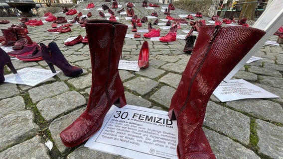 In Northeim erinnern rote Damenschuhe an getötete Frauen. © NDR Foto: Jan Fragel