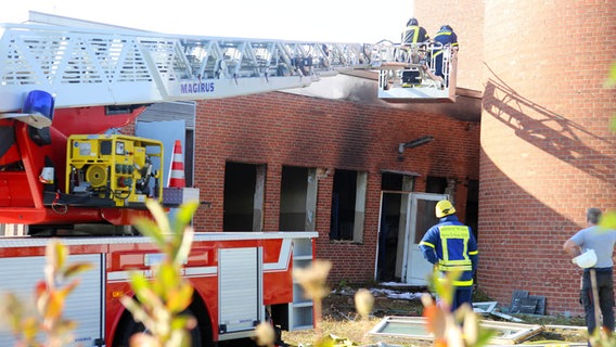 Feuerwehrleute untersuchen von einer Drehleiter aus ein Gebäude, in dem sich eine Verpuffung ereignet hat. © Stefan Rampfel Foto: Stefan Rampfel