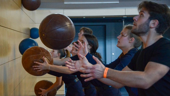 Menschen trainieren mit einem Medizinball. © Bundespolizeiabteilung Duderstadt 