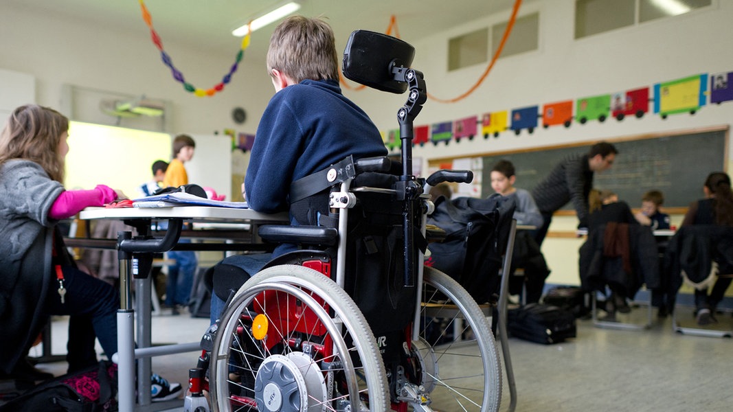 Ein Junge in einem Rollstuhl nimmt an Unterricht teil.