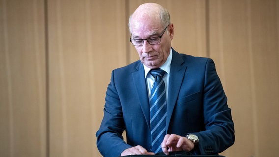 Der ehemalige Inspektionsleiter der Polizei Wolfsburg Hans-Ulrich Podehl steht am letzten Verhandlungstag im Gerichtssaal. © dpa - Bildfunk Foto: Sina Schuldt