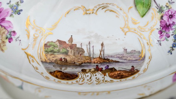 Ein Motiv einer holländischen Küstenlandschaft auf einer Terrine des Fürstenberger Porzellans. © Museum Wolfenbüttel Foto: Andreas Greiner-Napp