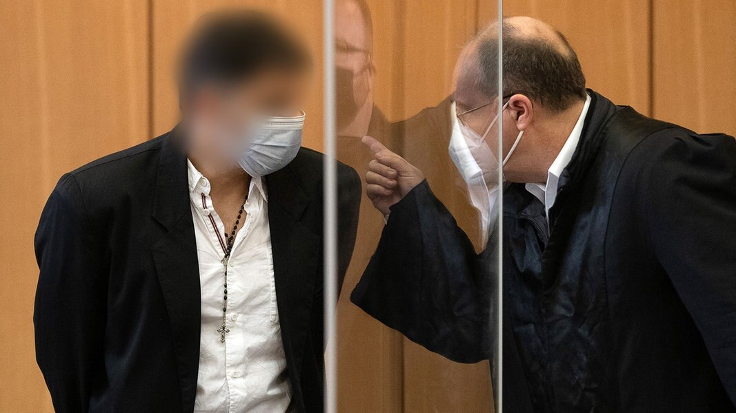Der Angeklagte steht zum Auftakt im Mordprozess um einen Vermisstenfall im Harz im Landgericht neben seinem Verteidiger Andreas Zott. 