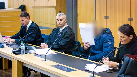 Der Angeklagte (3. v. links) sitzt beim Prozessauftakt in einem Saal vom Landgericht Braunschweig. © Moritz Frankenberg/dpa Foto: Moritz Frankenberg/dpa