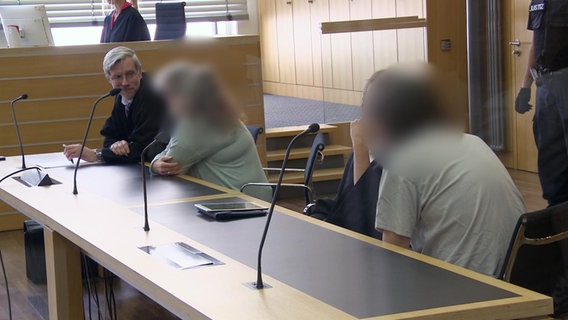 Die beiden Angeklagten mit ihren Anwälten im Gerichtssaal in Braunschweig © NDR 