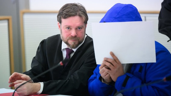 Der Angeklagte (r) sitzt mit seinem Verteidiger Jens Olof Breidert (l) im Gerichtssaal im Landgericht Braunschweig. © Julian Stratenschulte/dpa Foto: Julian Stratenschulte