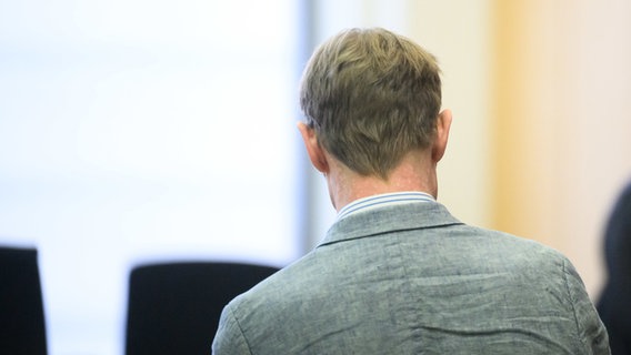 Der Angeklagte Christian B. steht im Gerichtssaal im Landgericht Braunschweig. © dpa-Bildfunk Foto: Julian Stratenschulte