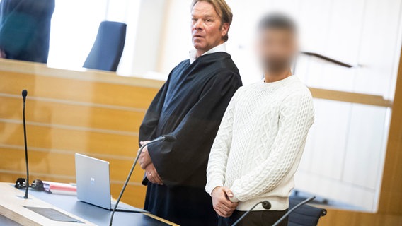 Der Angeklagte (re) steht vor Verhandlungsbeginn in einen Gerichtssaal im Landgericht Braunschweig neben seinem Anwalt. © Michael Matthey/dpa Foto: Michael Matthey/dpa