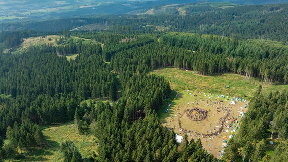 Eine Drohnenaufnahme zeigt das Gebiet im Harz, in dem das "Rainbow Gathering" statt findet. © Landkreis Goslar/Stefan Sobotta Foto: Stefan Sobotta