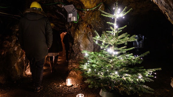 Weihnachtsbaum im "Roeder-Stollen" im Weltkulturerbe Erzbergwerk Rammelsberg. © dpa Foto: Swen Pförtner/dpa