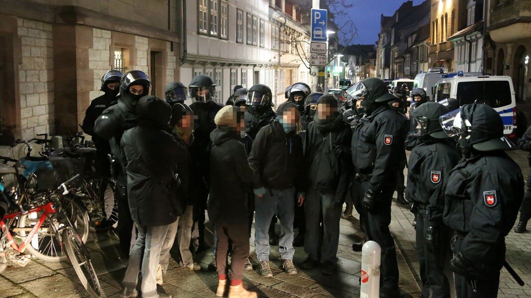 G20: Polizei Durchsucht Viele Wohnungen | NDR.de - Fernsehen ...