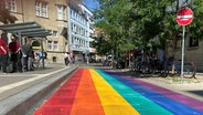 Ein "Regenbogen-Zebrastreifen" steht in Braunschweig als Zeichen für Vielfalt. © NDR Foto: Frank Ihben
