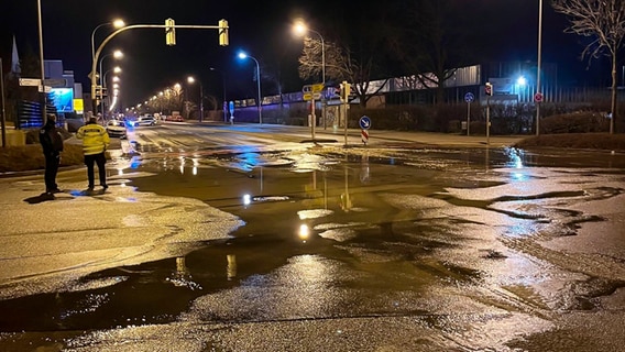 Das Bild zeigt eine überflutete Kreuzung nach einem Wasserrohrbruch in Wolfenbüttel. © Stadtwerke Wolfenbüttel Foto: Stadtwerke Wolfenbüttel